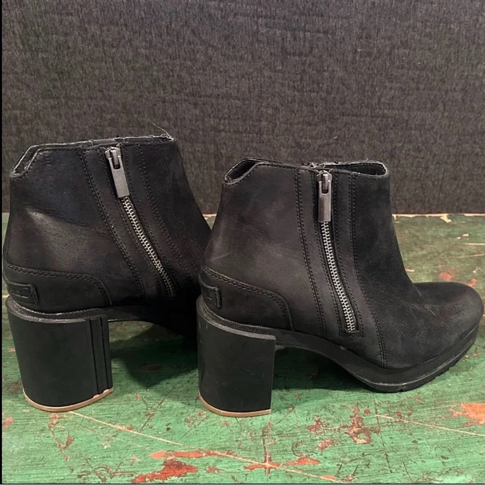 Sorel Black Leather Ankle Boots with Side Zippers
